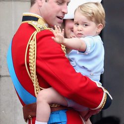 El Príncipe Jorge saludando en brazos de Guillermo de Inglaterra en el Trooping the Colour 2015