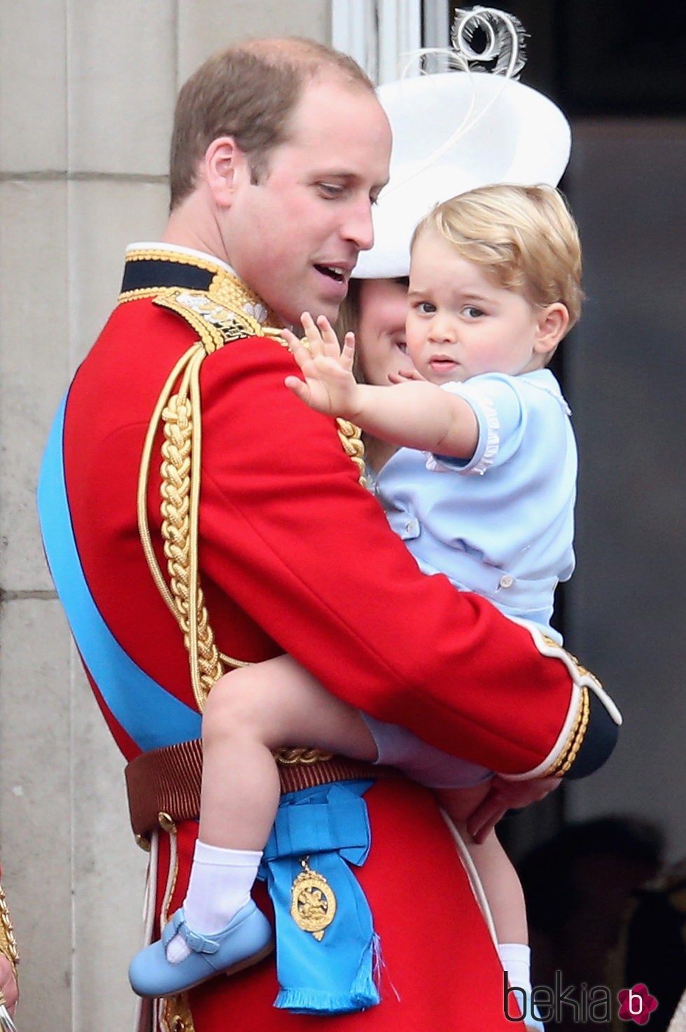 El Príncipe Jorge saludando en brazos de Guillermo de Inglaterra en el Trooping the Colour 2015