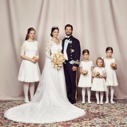 Carlos Felipe de Suecia y Sofia Hellqvist con las damas de honor de su boda