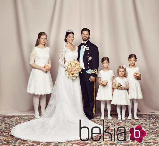 Carlos Felipe de Suecia y Sofia Hellqvist con las damas de honor de su boda