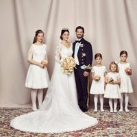 Carlos Felipe de Suecia y Sofia Hellqvist con las damas de honor de su boda