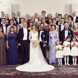 Carlos Felipe de Suecia y Sofia Hellqvist posando con sus familias el día de su boda