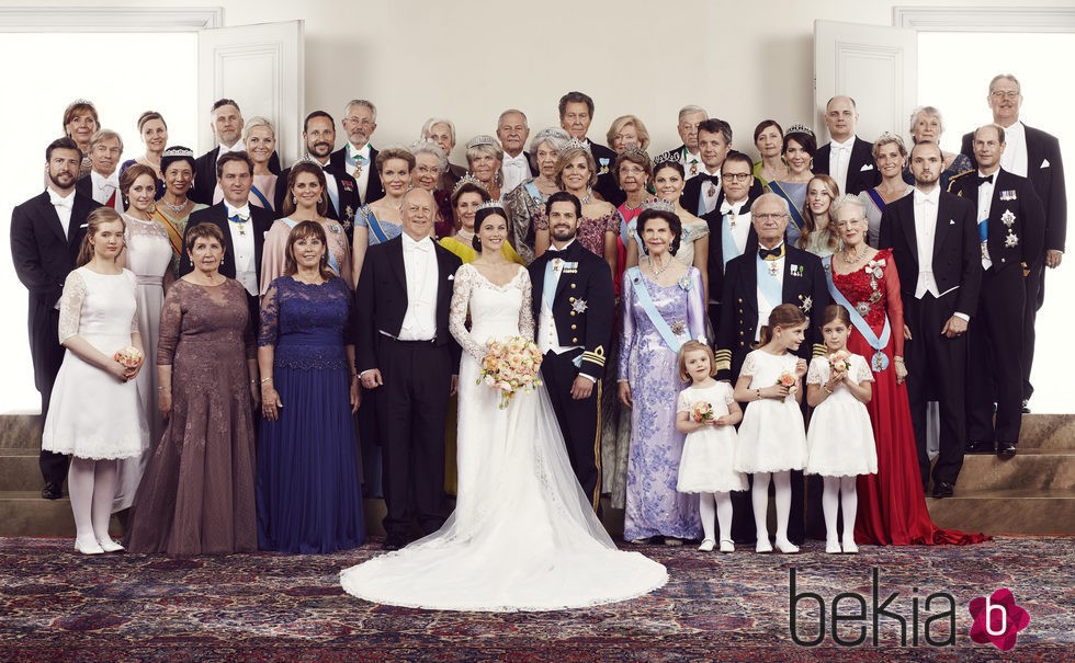 Carlos Felipe de Suecia y Sofia Hellqvist posando con sus familias el día de su boda