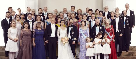 Carlos Felipe de Suecia y Sofia Hellqvist posando con sus familias el día de su boda