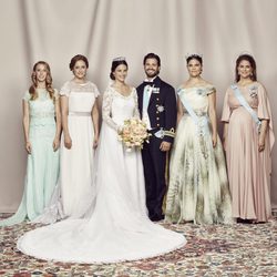 Carlos Felipe de Suecia y Sofia Hellqvist posando con sus hermanas el día de su boda