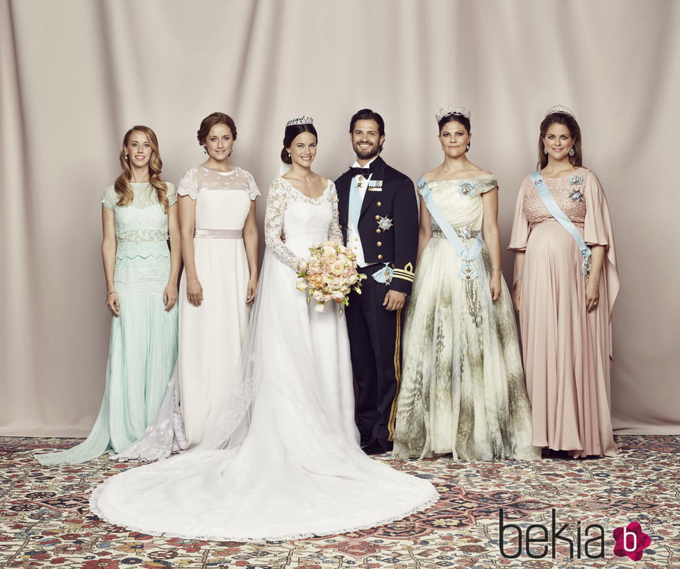 Carlos Felipe de Suecia y Sofia Hellqvist posando con sus hermanas el día de su boda