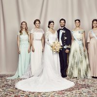 Carlos Felipe de Suecia y Sofia Hellqvist posando con sus hermanas el día de su boda