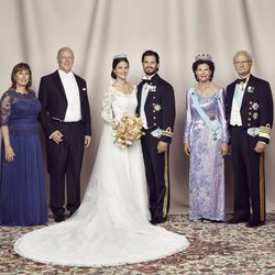 Carlos Felipe de Suecia y Sofia Hellqvist posando el día de su boda junto a sus padres