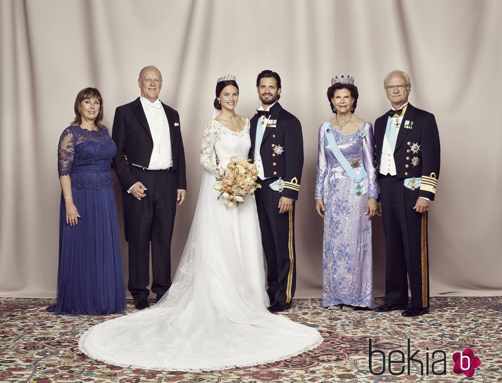 Carlos Felipe de Suecia y Sofia Hellqvist posando el día de su boda junto a sus padres