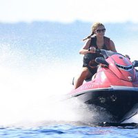 Paris Hilton surcando las aguas de Formentera en moto de agua