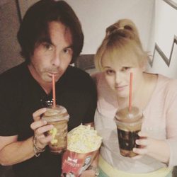 Rebel Wilson y Mickey Gooch confirman su relación