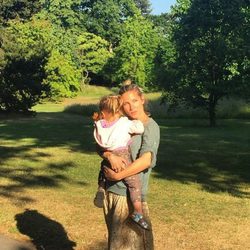 Elsa Pataky con su hija India Rose en una tarde de campo en Londres