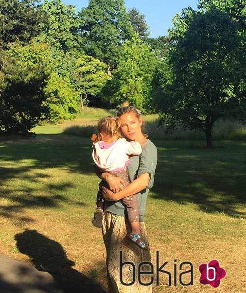 Elsa Pataky con su hija India Rose en una tarde de campo en Londres