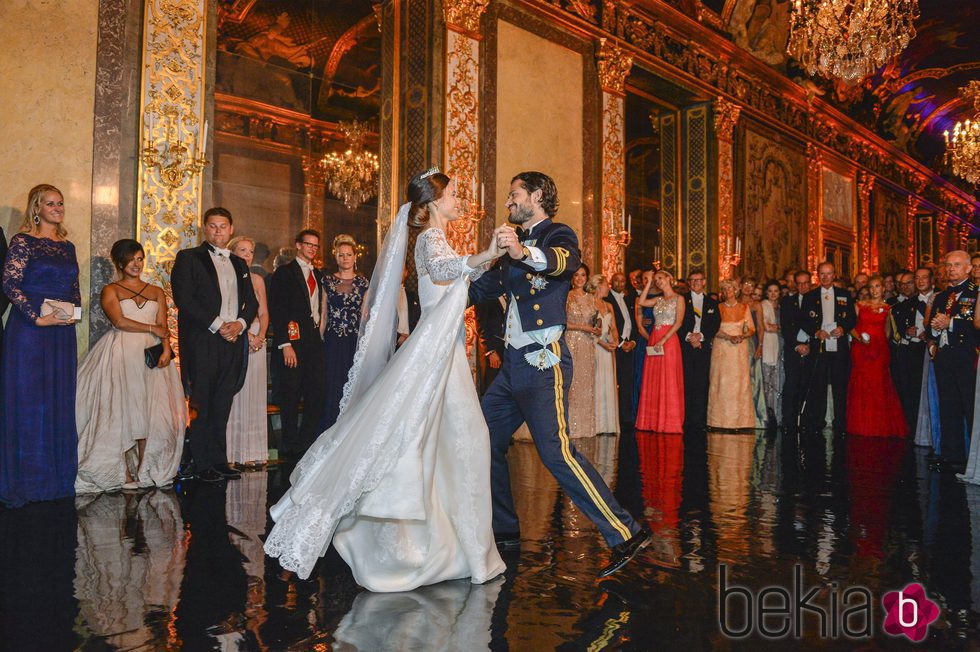 Carlos Felipe de Suecia y Sofia Hellqvista bailando el día de su boda