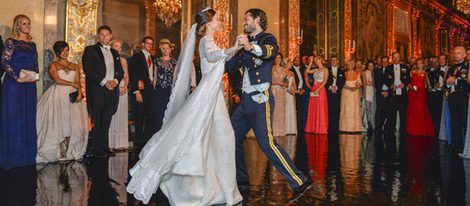 Carlos Felipe de Suecia y Sofia Hellqvista bailando el día de su boda