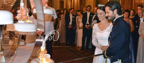 Carlos Felipe de Suecia y Sofia Hellqvista cortando su tarta de bodas