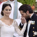 Carlos Felipe de Suecia besando la mano de su mujer Sofia Hellqvist el día de su boda