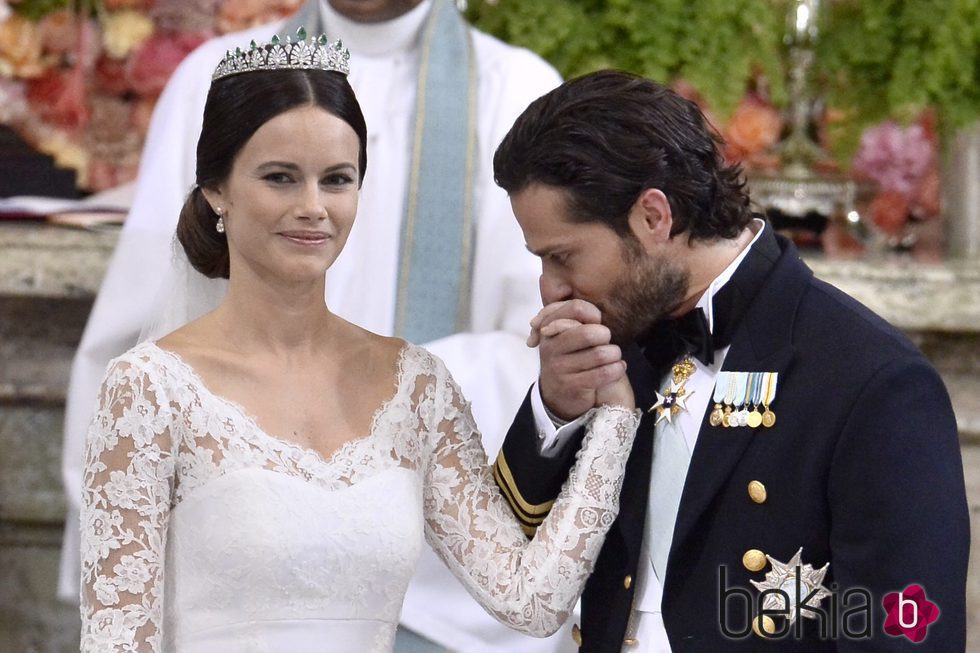 Carlos Felipe de Suecia besando la mano de su mujer Sofia Hellqvist el día de su boda