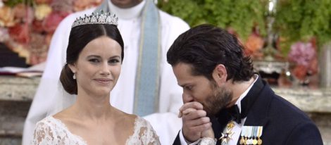 Carlos Felipe de Suecia besando la mano de su mujer Sofia Hellqvist el día de su boda