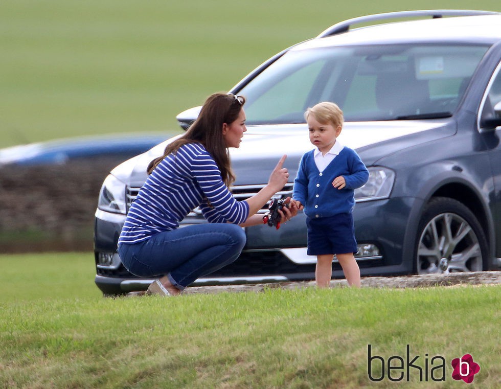 Kate Middleton regañando al Príncipe Jorge durante una jornada de polo