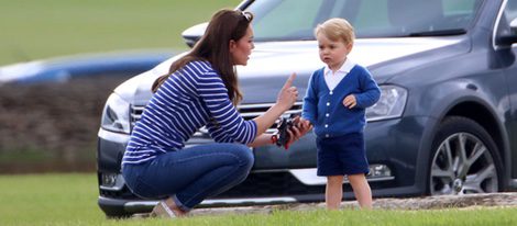 Kate Middleton regañando al Príncipe Jorge durante una jornada de polo