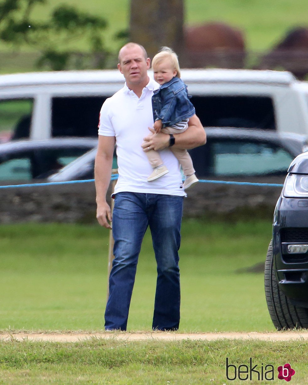 Mike Tindall con su hija Mia en brazos durante una jornada de polo