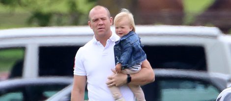 Mike Tindall con su hija Mia en brazos durante una jornada de polo