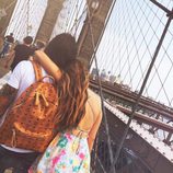 Jessica Bueno y Jota Peleteiro cruzando el puente de Brooklyn durante su luna de miel