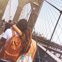 Jessica Bueno y Jota Peleteiro cruzando el puente de Brooklyn durante su luna de miel