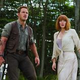 Bryce Dallas Howard y Chris Pratt en una escena de 'Jurassic World'