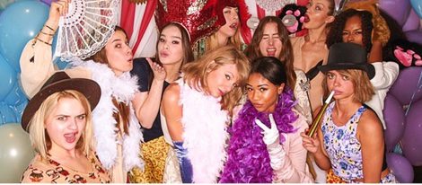 Taylor Swift le organiza el baby shower a Jaime King