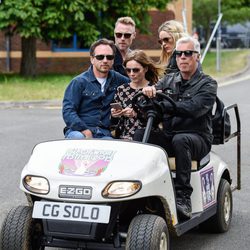 Geri Halliwell y su marido con Ronan Keating y su prometida en el 'Isle Of Wight Festival'