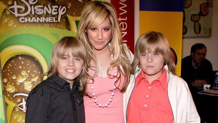 Cole Sprouse, Ashley Tisdale y Dylan Sprouse en los Splashlight Studios en 2006