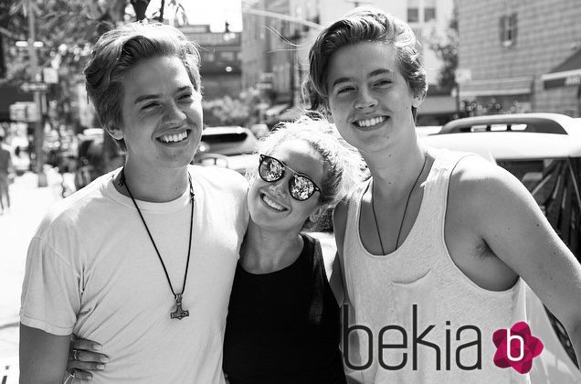 Ashley Tisdale se reúne con los Gemelos Sprouse