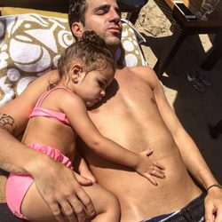 Cesc Fàbregas toma el sol con su hija Lia