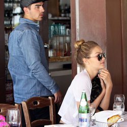 Joe Jonas y Gigi Hadid en un restaurante en California