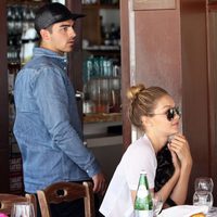 Joe Jonas y Gigi Hadid en un restaurante en California