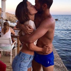 Mario Suárez y Malena Costa comienzan sus vacaciones de verano besándose en Mallorca