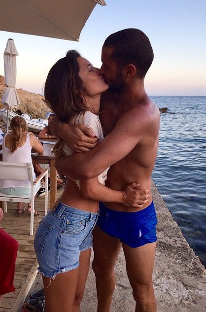 Mario Suárez y Malena Costa comienzan sus vacaciones de verano besándose en Mallorca