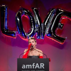 Miley Cyrus muy emocionada recogiendo su premio en la gala amfAR Inspiration de Nueva York 2015