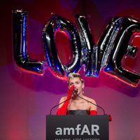 Miley Cyrus muy emocionada recogiendo su premio en la gala amfAR Inspiration de Nueva York 2015