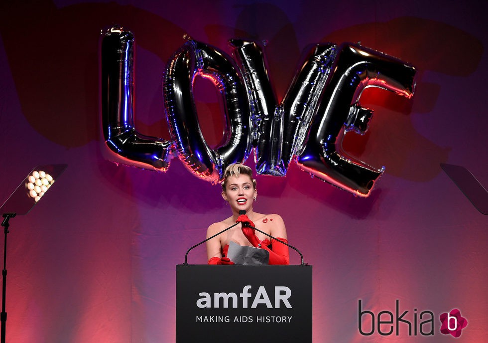 Miley Cyrus agradeciendo su galardón en la gala amfAR Inspiration de Nueva York 2015