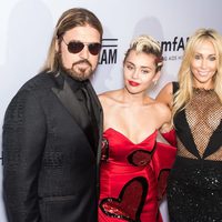 Miley Cyrus con sus padres en la gala amfAR Inspiration de Nueva York 2015