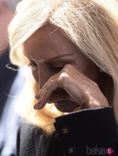 Carmen Lomana llorando en el funeral de su madre