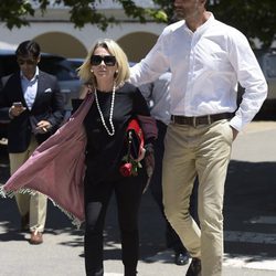 Rafa Lomana y su mujer Teresa en el funeral de Fefa