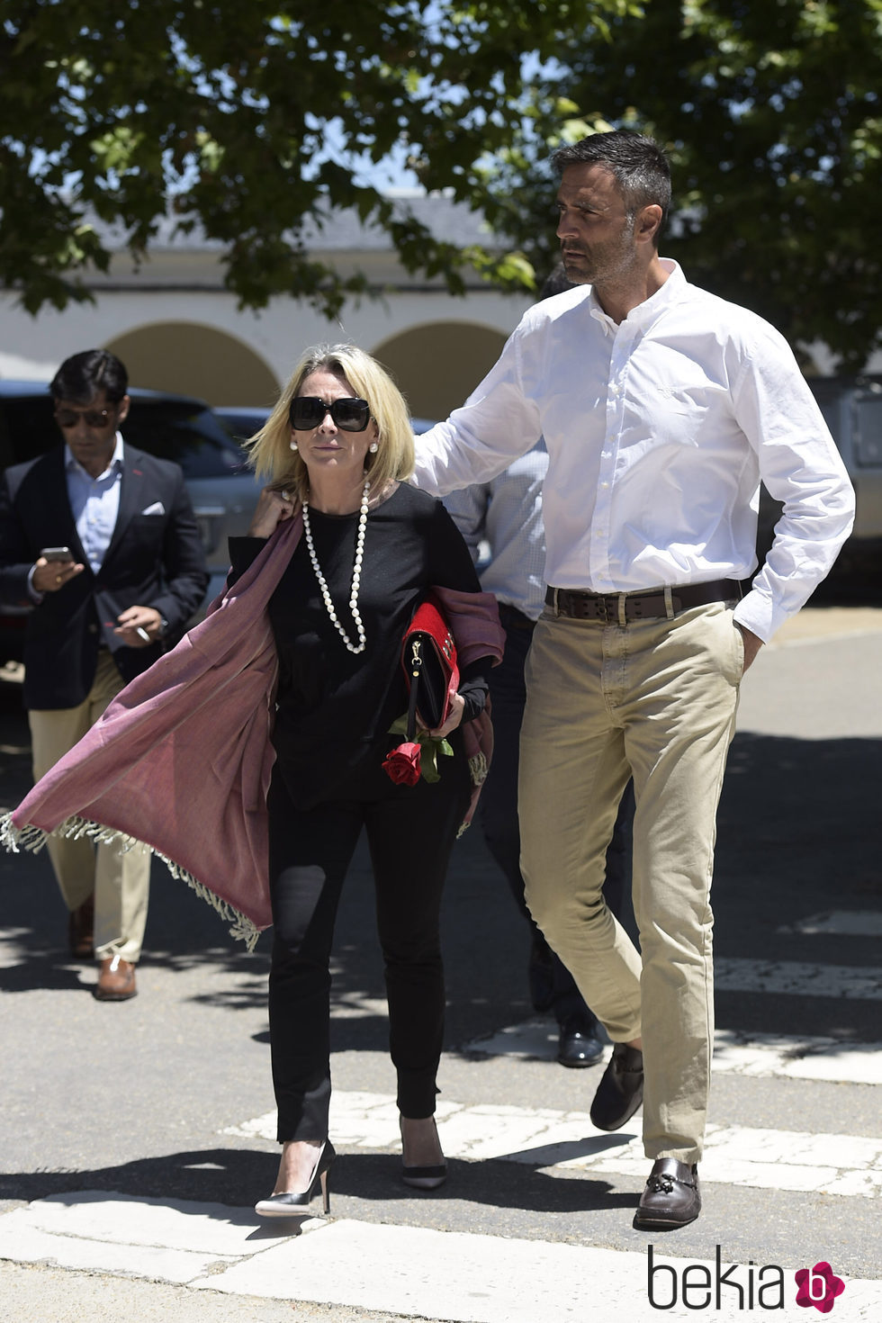 Rafa Lomana y su mujer Teresa en el funeral de Fefa