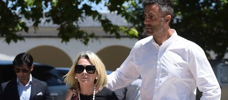 Rafa Lomana y su mujer Teresa en el funeral de Fefa