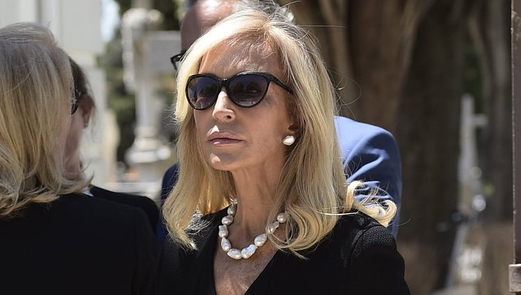 Carmen Lomana en el entierro de su madre