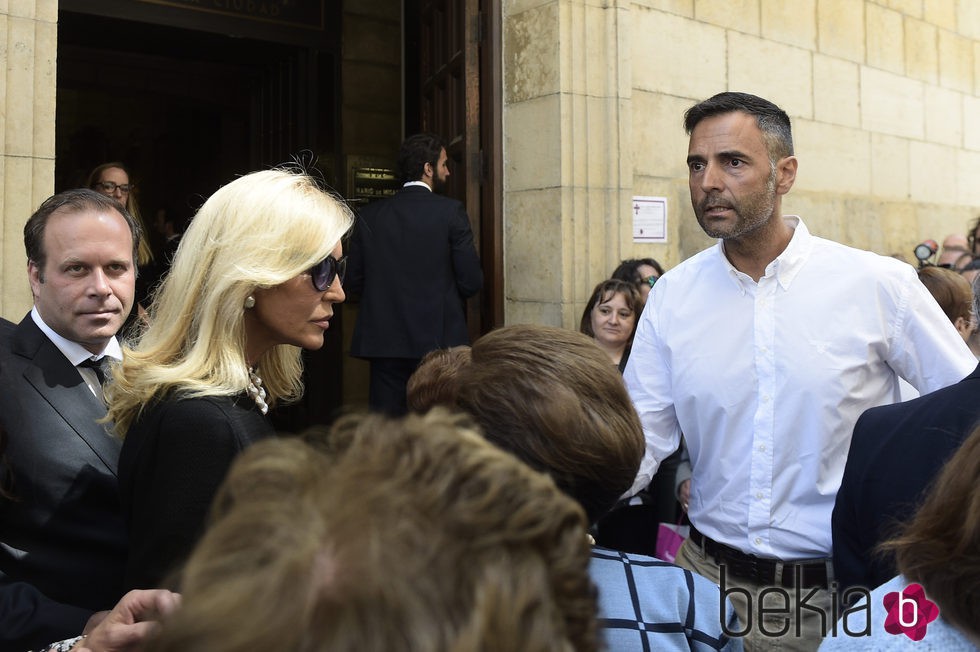 Carmen Lomana y Rafa Lomana en el funeral de su madre