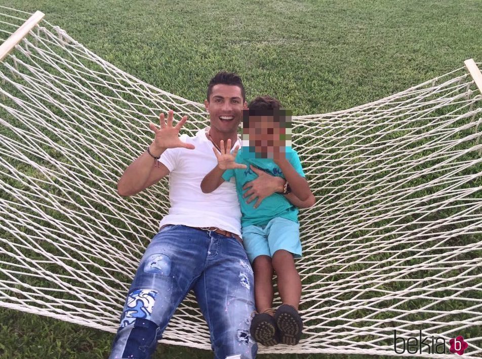 Cristiano Ronaldo con su hijo Cristiano Ronaldo Jr por su quinto cumpleaños